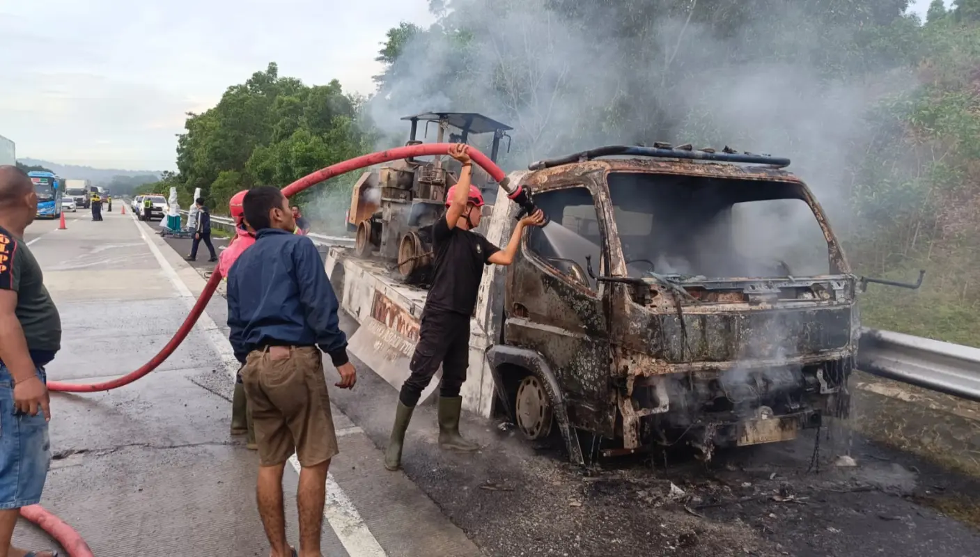 Akibat Korsleting, Sebuah Mobil Derek yang Bermuatan Mobil Towing Terbakar di Tol Kilometer 06+200 A, Bakauheni