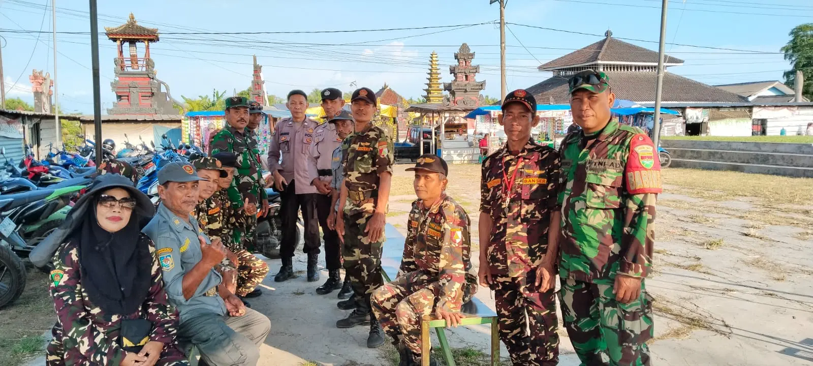 Babinsa 421-07/ Sidomulyo Kawal Pawai Ogoh-ogoh di Desa Sidowaluyo