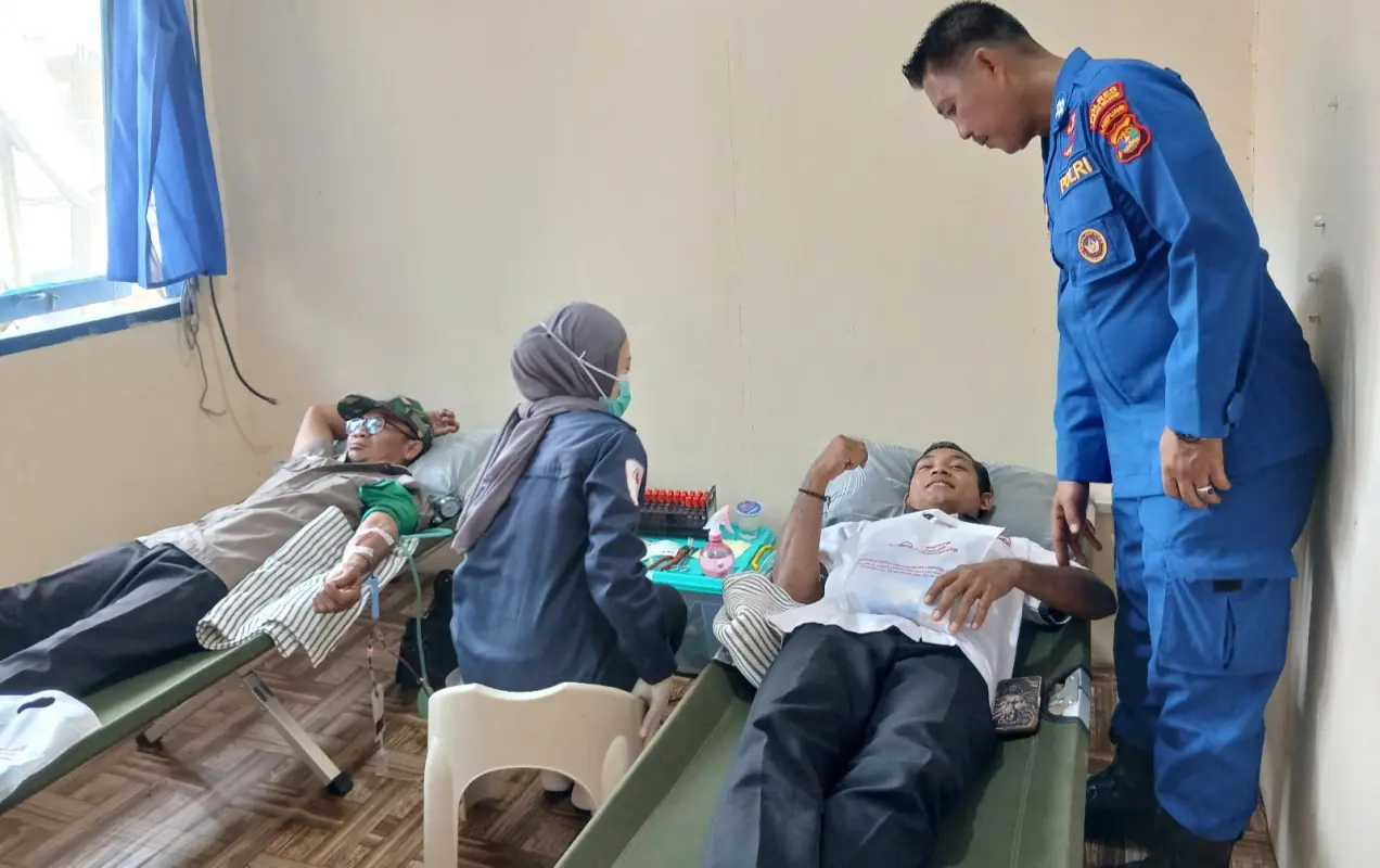 Hari Bhayangkara ke-80, Sat Polair Polres Lampung Selatan Gelar Khitan Massal dan Donor Darah di Pesisir