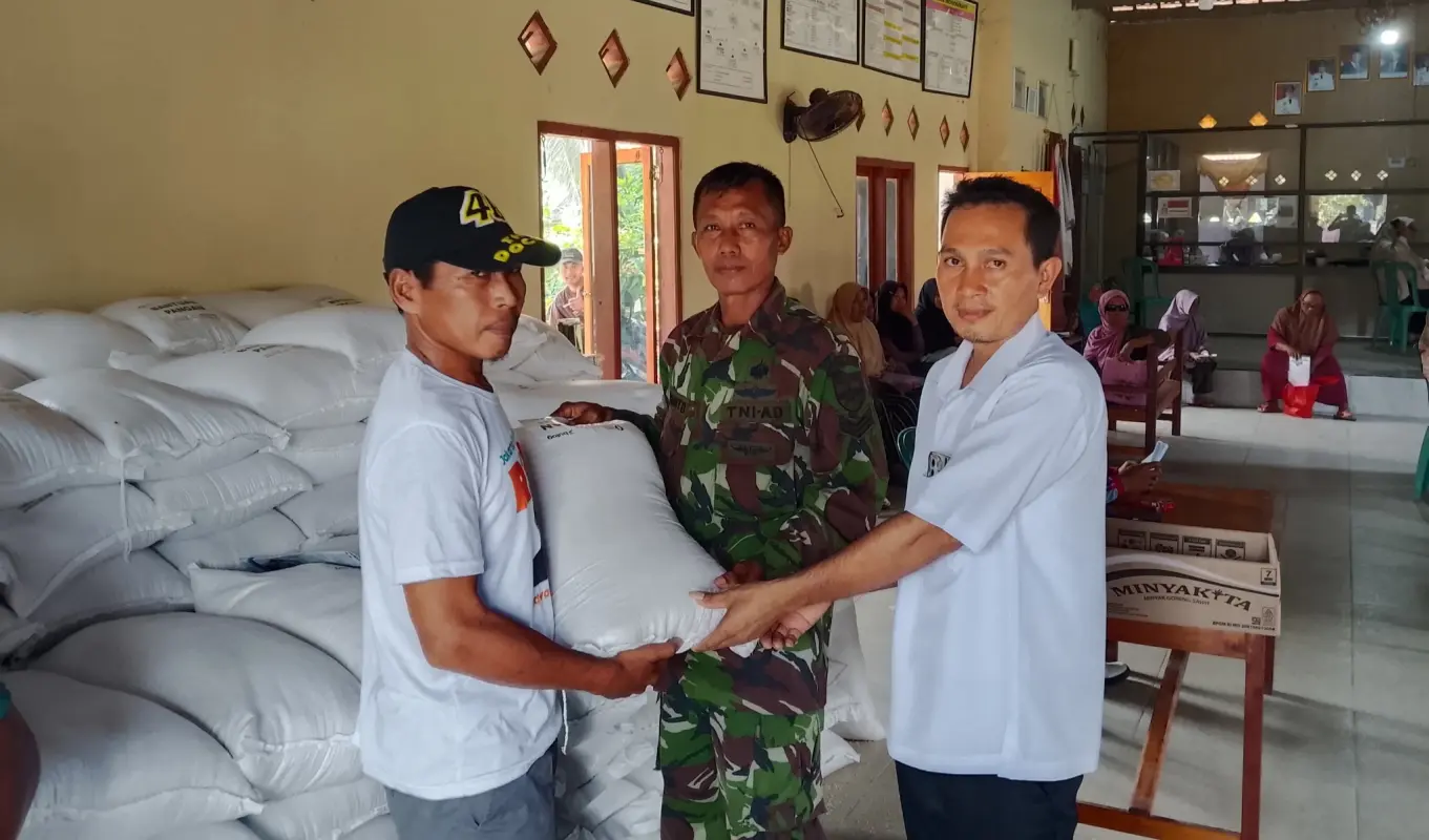 Serka Pujianto Babinsa Koramil Sidomulyo Monitor Penyaluran Bantuan Pangan Beras dan Minyak Goreng dari Bulog