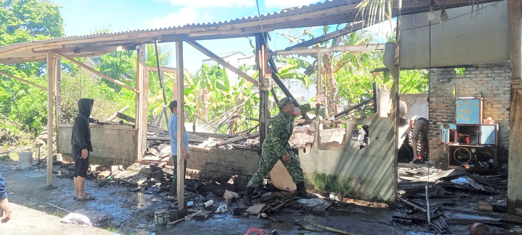 Serka Saryono Bantu membersikan Puing-puing Korban Rumah Kebakaran di Desa Sidodadi