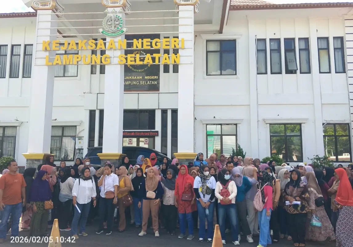 Tangis Ratusan Masyarakat Dapil VI Padati Kejaksaan Negeri Lampung Selatan Suarakan Bebaskan Supriyati: Dia Tak Bersalah