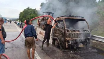 Akibat Korsleting, Sebuah Mobil Derek yang Bermuatan Mobil Towing Terbakar di Tol Kilometer 06+200 A, Bakauheni