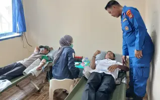 Hari Bhayangkara ke-80, Sat Polair Polres Lampung Selatan Gelar Khitan Massal dan Donor Darah di Pesisir