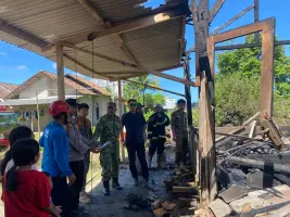 Satu Rumah Semi Permanen di Sidodadi Ludes Terbakar Hingga Rata Dengan Tanah