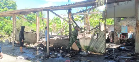 Serka Saryono Bantu membersikan Puing-puing Korban Rumah Kebakaran di Desa Sidodadi