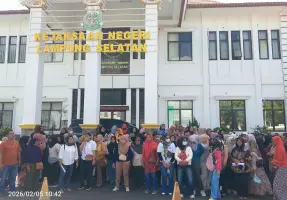 Tangis Ratusan Masyarakat Dapil VI Padati Kejaksaan Negeri Lampung Selatan Suarakan Bebaskan Supriyati: Dia Tak Bersalah